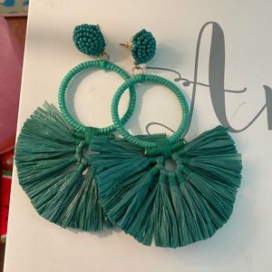 Green raffia earrings